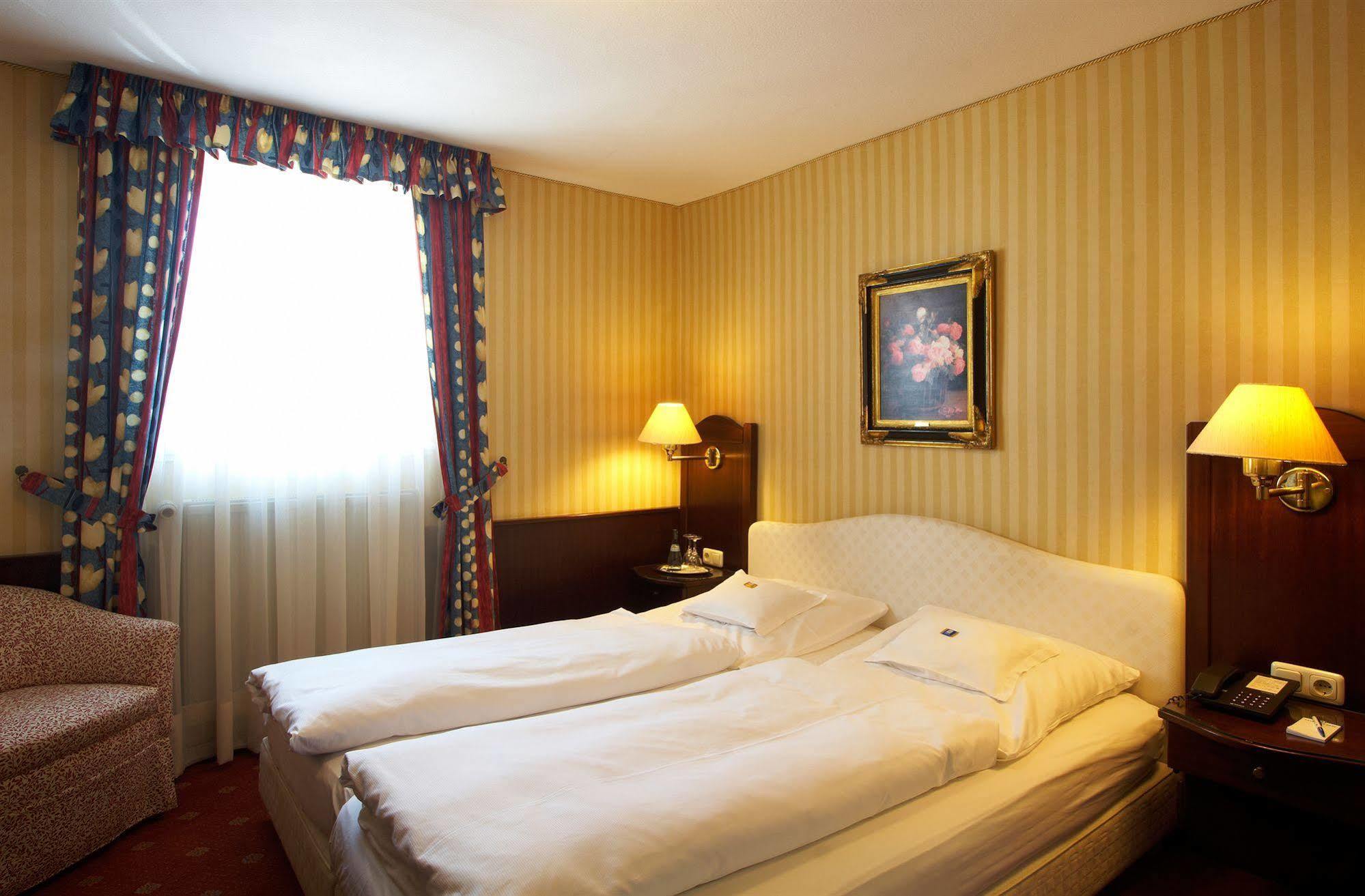 Hotel Brauereigasthof Landwehr-Braeu Reichelshofen Exteriör bild