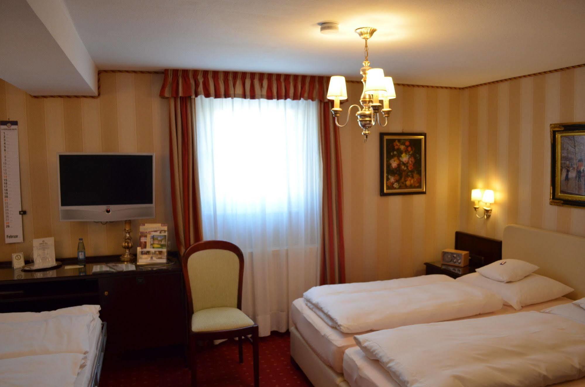 Hotel Brauereigasthof Landwehr-Braeu Reichelshofen Exteriör bild